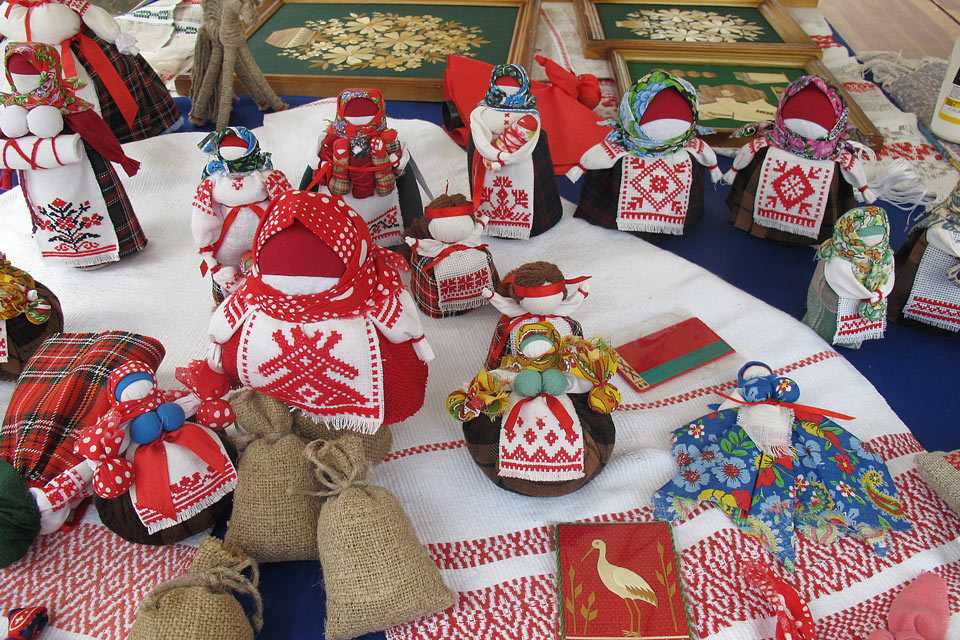 В Белоруссии издавна были развиты разнообразные виды ткачества, вышивка, обработка кожи и плетение из соломы